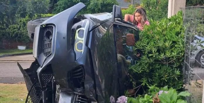 El auto quedó destrozado y en vertical.