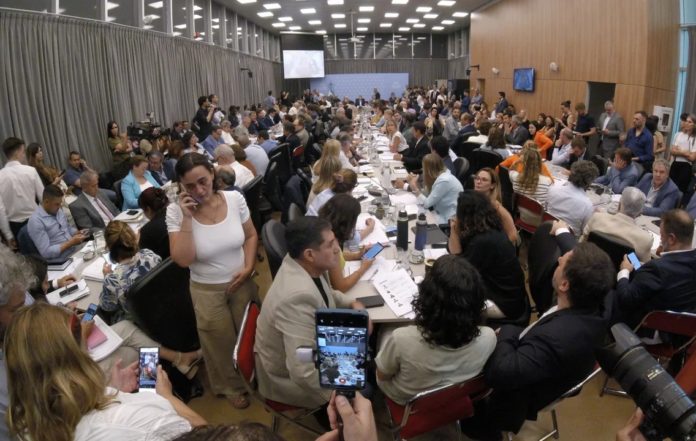 La ley ómnibus comenzó a ser debatida en la Cámara de Diputados.