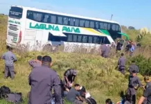 Siniestro fatal: chocaron una camioneta y un micro que trasladaba a efectivos del servicio penitenciario