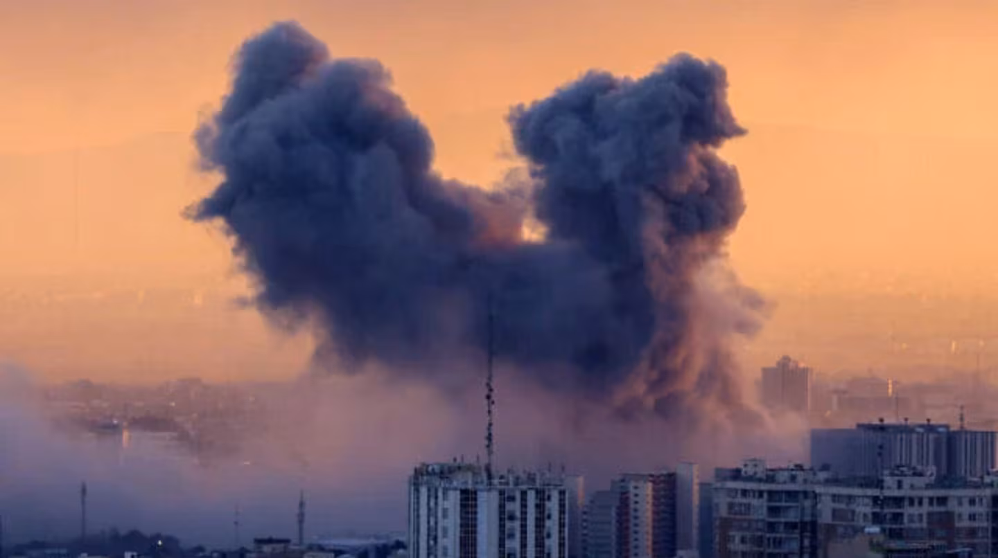 una-columna-de-humo-se-eleva-tras-un-ataque-a-la-capital-irani-teheran-el-3-de-marzo-de-2026-foto-afp-R6CTL7YF65HANPVBVG5E5SX3OA