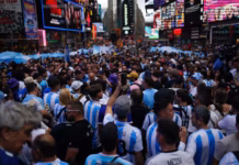 El ESPECTACULAR BANDERAZO de los hinchas Argentinos en Times Square esperando el debut en el Mundial