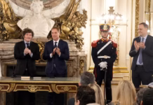 Javier Milei le tomó juramento a Santilli en Casa Rosada y hubo un abrazo con Adorni