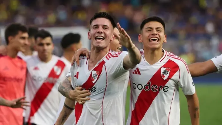 echeverri-y-mastantuono-festejan-el-ultimo-triunfo-river-la-bombonera