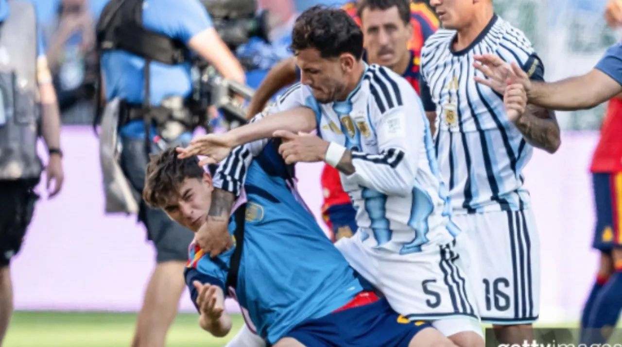 El-golpe-de-Paredes-a-Gavi-en-la-final-del-Mundial-1280x715