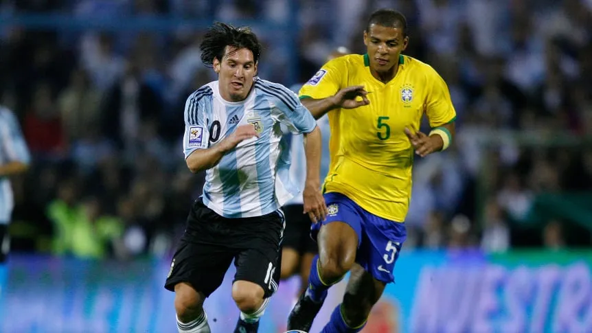 felipe-melo-intentando-agarrar-a-messi-en-un-argentina-brasil-del-2009_862x485