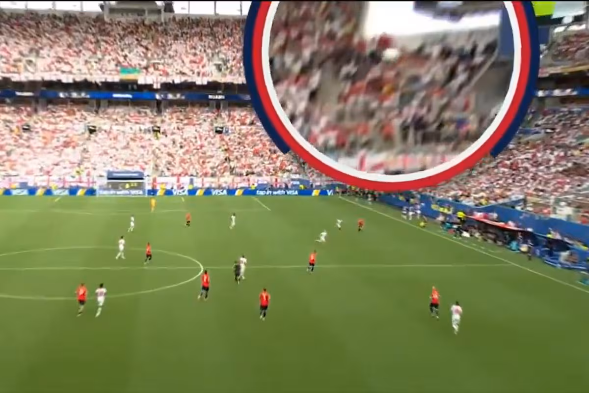 la-pelota-parece-pegar-en-un-cable-que-sostiene-a-2YYSELXVWVGRDNQVBS2BJCMGMA