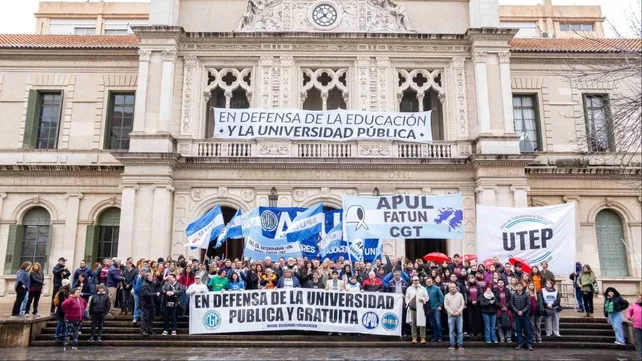 abrazo-unl-protesta-universitarios