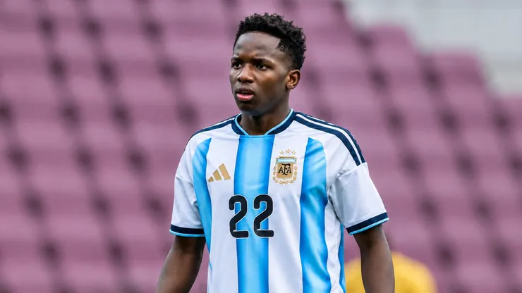 Stephen-Kiki-Ramos-juvenil-de-Velez-en-la-Seleccion-Argentina-Sub-17-740x416