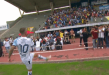 VIDEO | ¡Cuidado en la tribuna! El insólito blooper del «Kitu» Díaz en el calentamiento ante Liga de Quito