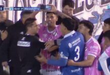 INSOLITO: Con un celular en la mano, el capitán de All Boys fue a reclamarle a Lamolina por un penal que el árbitro dio marcha atrás