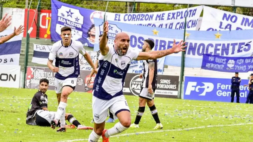 el-festejo-de-ricardo-tapia-en-san-martin-de-formosa-tras-el-1-0_862x485